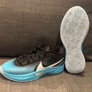 Nike Giannis Freak “Christmas” – Women’s US 6 / Men’s 4.5